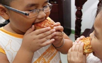 Bánh trung thu, nên cho trẻ ăn thế nào?